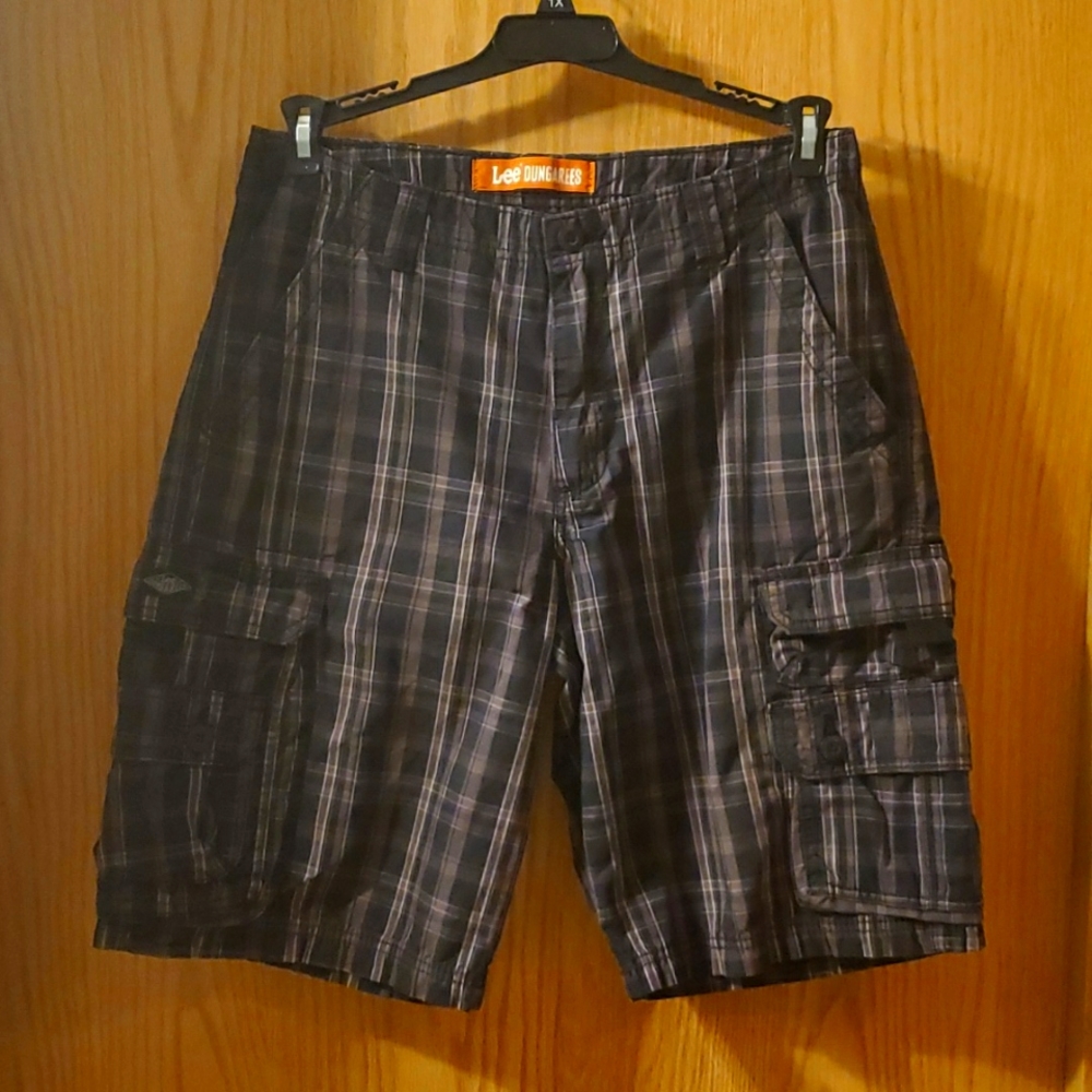 Lee Men's Dungaree Cargo Shorts; Black & Gray Plaid; Size 32.
